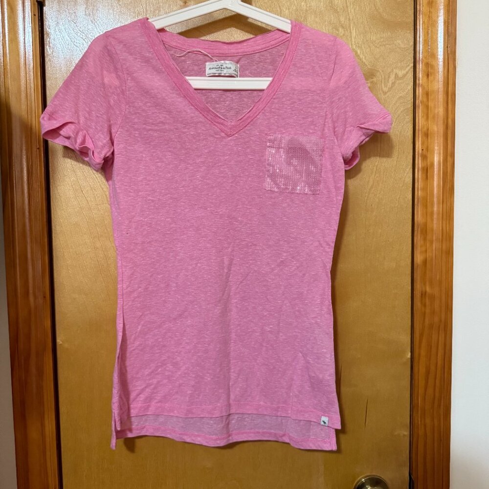 Abercrombie & Fitch Pink V neck short sleeve - Size S